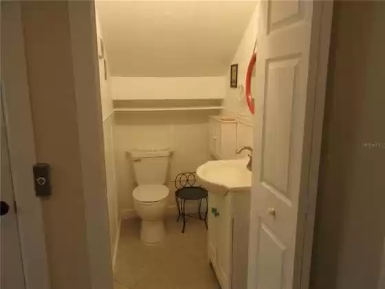 First floor 1/2 bath