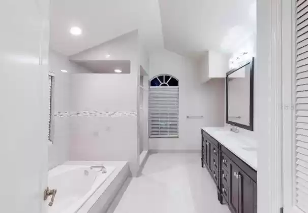 The spa-like ensuite bathroom come with a dual sink vanity, a relaxing soaking tub and a multi shower hear shower.