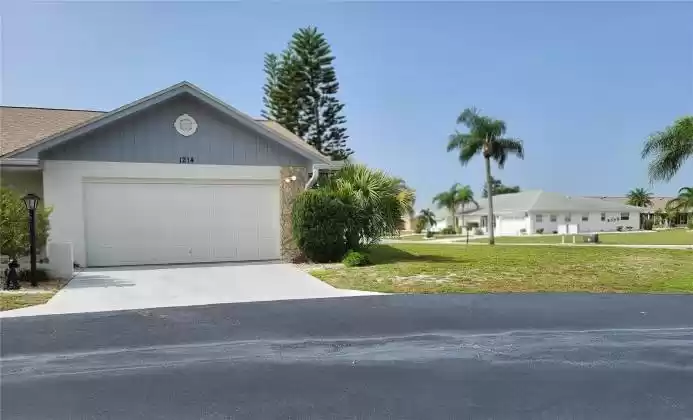 1214 LAKEHOUSE COURT, SUN CITY CENTER, Florida 33573, 2 Bedrooms Bedrooms, ,2 BathroomsBathrooms,Residential,For Sale,LAKEHOUSE,MFRT3476321