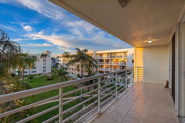 6061 BAHIA DEL MAR CIRCLE, ST PETERSBURG, Florida 33715, 2 Bedrooms Bedrooms, ,2 BathroomsBathrooms,Residential,For Sale,BAHIA DEL MAR,MFRU8222915