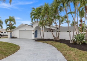 7880 9TH AVENUE, ST PETERSBURG, Florida 33707, 4 Bedrooms Bedrooms, ,3 BathroomsBathrooms,Residential,For Sale,9TH,MFRU8224061