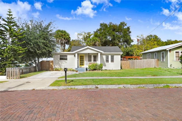 102 FLORA STREET, TAMPA, Florida 33604, 2 Bedrooms Bedrooms, ,1 BathroomBathrooms,Residential,For Sale,FLORA,MFRT3494638