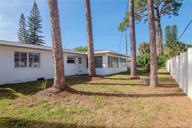 1216 ROBIN ROAD, ST PETERSBURG, Florida 33707, 3 Bedrooms Bedrooms, ,2 BathroomsBathrooms,Residential,For Sale,ROBIN,MFRU8220005