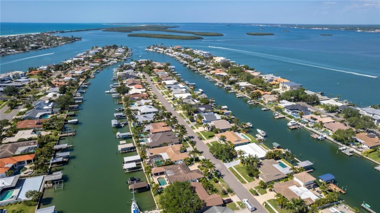 719 SNUG ISLAND, CLEARWATER, Florida 33767, 4 Bedrooms Bedrooms, ,3 BathroomsBathrooms,Residential,For Sale,SNUG,MFRU8209106