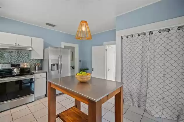 915 SHADOWLAWN AVENUE, TAMPA, Florida 33603, 3 Bedrooms Bedrooms, ,1 BathroomBathrooms,Residential,For Sale,SHADOWLAWN,MFRT3523388