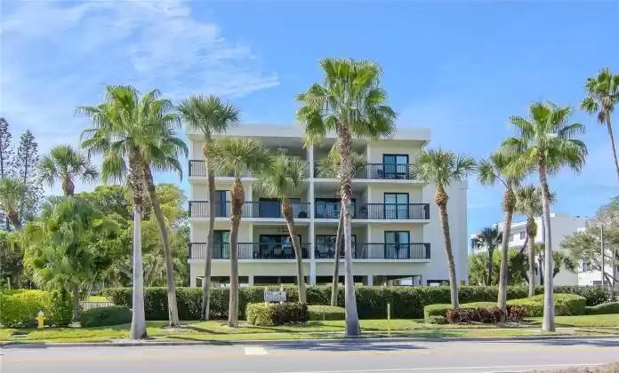 3200 GULF BOULEVARD, ST PETE BEACH, Florida 33706, 3 Bedrooms Bedrooms, ,2 BathroomsBathrooms,Residential,For Sale,GULF,MFRT3526881