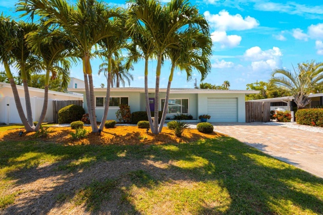 304 160TH TERRACE, REDINGTON BEACH, Florida 33708, 3 Bedrooms Bedrooms, ,2 BathroomsBathrooms,Residential,For Sale,160TH,MFRU8245868