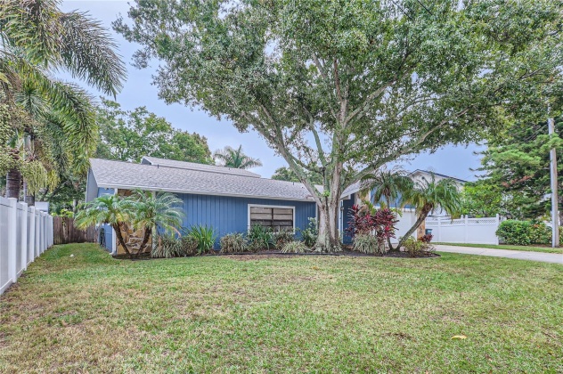 9737 135TH STREET, SEMINOLE, Florida 33776, 5 Bedrooms Bedrooms, ,3 BathroomsBathrooms,Residential,For Sale,135TH,MFRU8245903