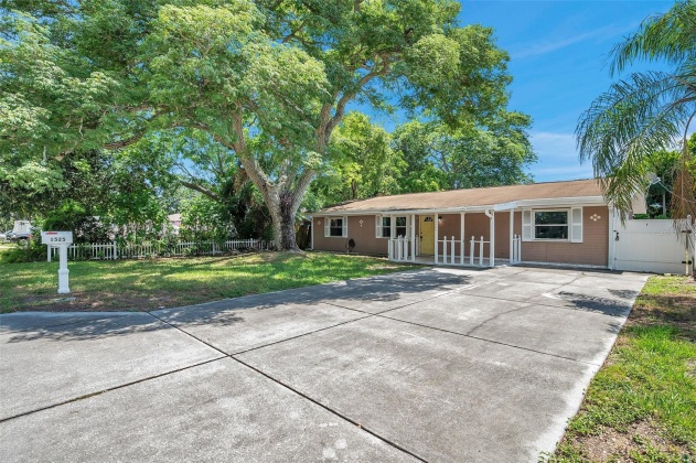 1525 JEFFERSON AVENUE, CLEARWATER, Florida 33756, 4 Bedrooms Bedrooms, ,2 BathroomsBathrooms,Residential,For Sale,JEFFERSON,MFRU8246666