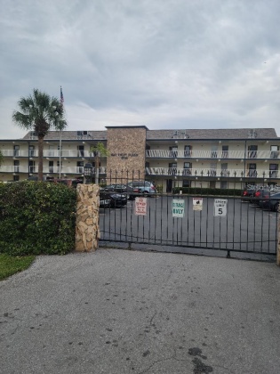 6100 12TH STREET, ST PETERSBURG, Florida 33705, 1 Bedroom Bedrooms, ,1 BathroomBathrooms,Residential,For Sale,12TH,MFRTB8320382